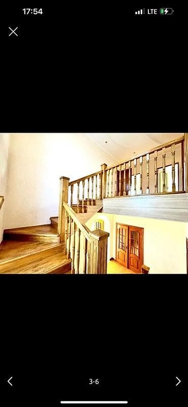 брус дома: Продаётся просторный кирпичный дом с мансардой и балконом. - Материал — 3