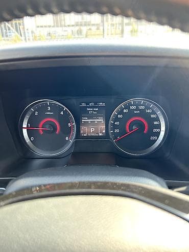 geely e5: Компактный кроссовер серого цвета (металлик) с контрастной черной — 10