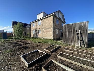 Продаётся кирпичный дом с большим участком. - Двухэтажный дом из