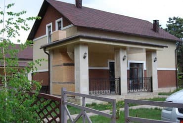 Коттедж 17 расположен в пансионате "Лазурный берег" на берегу озера