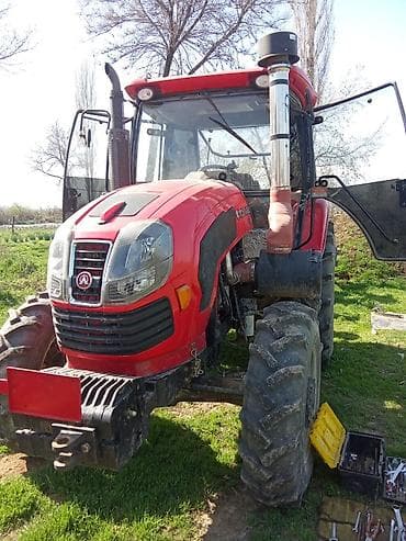 тягач фотон: Колесный трактор с кабиной, красный. Модель по маркировке на капоте — 10