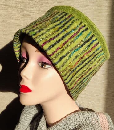 Нарядная войлочная шапочка. Натуральные материалы.Ручная работа