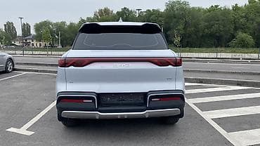 белую меховую накидку: BYD Yuan Up: 2025 г., 0.1 л, Автомат, Электромобиль, Кроссовер — 5