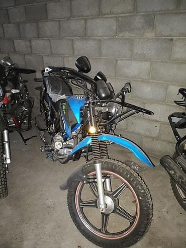 ендура мото: Мотоцикл в бело-зеленой расцветке с динамичным дизайном. Оснащен — 9