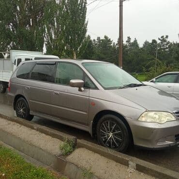 подушка тайота виш: Просторный семейный минивэн серого цвета - Большой задний проем для — 1