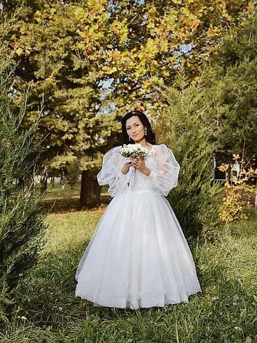 аппликатор: Свадебное платье белого цвета с пышной юбкой и длинным шлейфом — 2