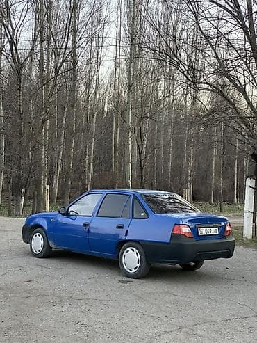 стеклоподъёмник 124: Седан синего цвета с тонировкой задних стекол и черными некрашеными — 4