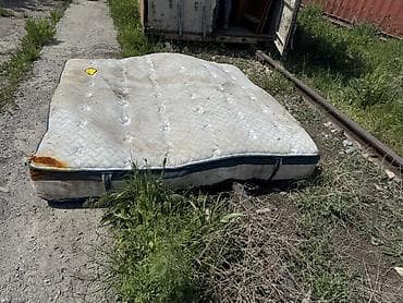 Двуспальный пружинный матрас классической конструкции. Особенности: -