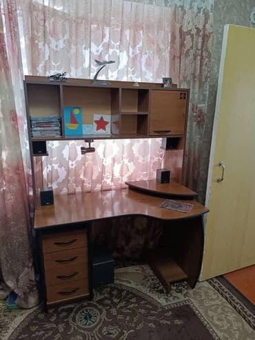 офис стол: Компьютердик үстөлү, Колдонулган, Текчелери бар — 1