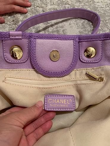 Другие комплектующие: Сумка-тоут Chanel, сиреневого оттенка. Особенности: - Материал — 5