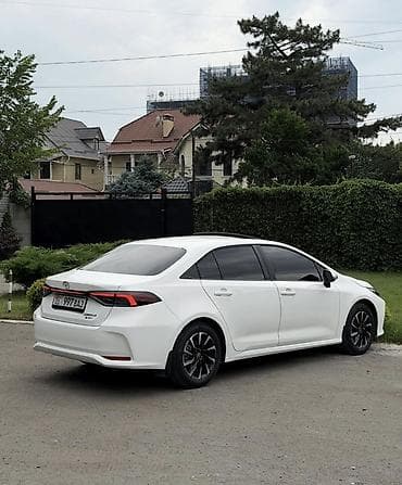 Toyota Corolla: 2026 г., 1.8 л, Вариатор, Гибрид, Седан — 4