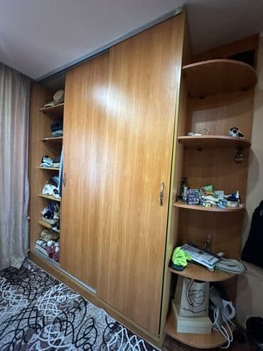 Шкаф-купе из ЛДСП под древесину с раздвижными дверями. Очень