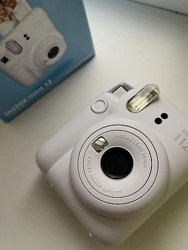Fujifilm Instax Mini 12 — мгновенная камера белого цвета. Основные