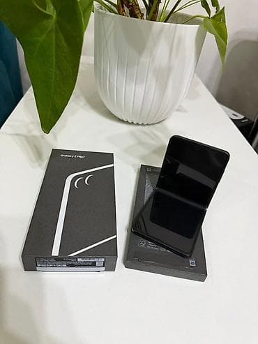 iphone 12: Samsung Galaxy Z Flip7, Б/у, 256 ГБ, цвет - Черный, eSIM — 7