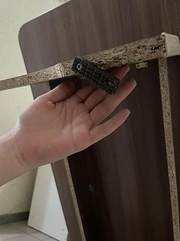 stol: В хорошем состоянии, есть один дефект (показано на фото, задели при — 3