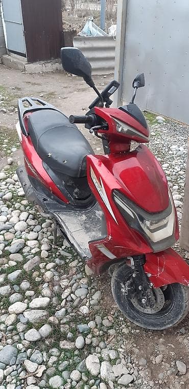 Скутер 4‑тактный, красный, с автоматической трансмиссией (вариатор)