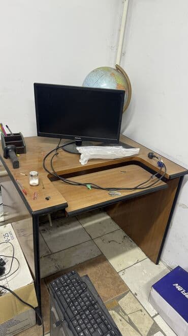 Офисный стол, Б/у, Нерегулируемый, цвет - Коричневый, Прямоугольный, Дерево, Самовывоз