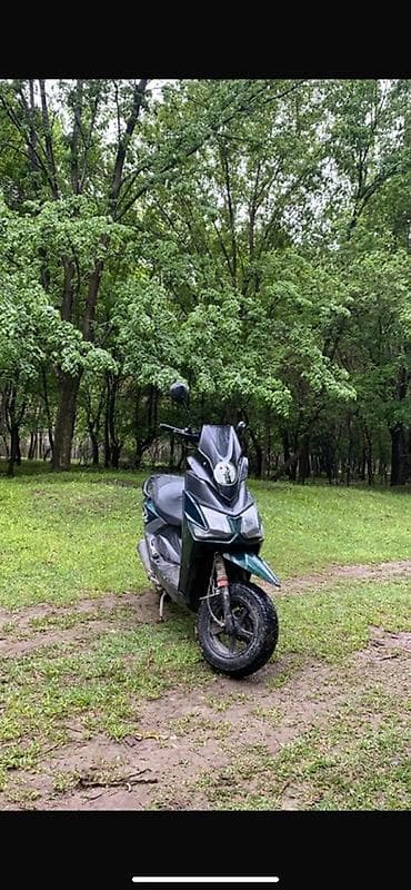 Скутер/мопед городского типа - Кузов: обтекаемый пластиковый