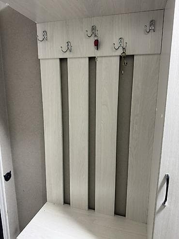 горки в зал: Гарнитур для прихожей, Б/у, Шкаф, Вешалка, Обувница, ДСП, цвет - Белый — 2