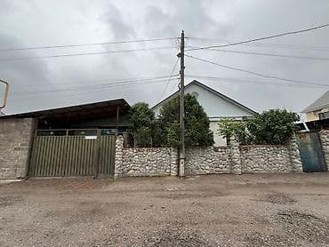 Продается жилой дом с двором и капитальным ограждением. Основные