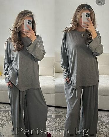 трикотажные тройки: Женский трикотажный костюм из мягкого джерси в спокойном сером цвете — 1