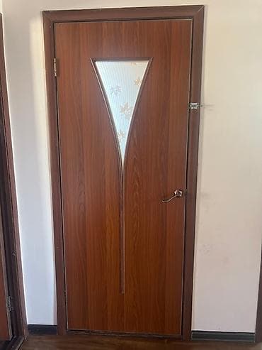 Металлические сейфовые двери: Межкомнатная дверь коричневого цвета с текстурой под дерево — 1