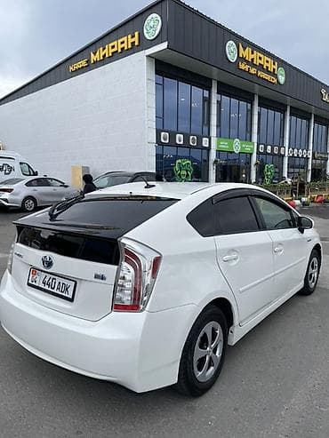 e2 byd: Toyota Prius: 2012 г., Гибрид, Хэтчбэк — 3