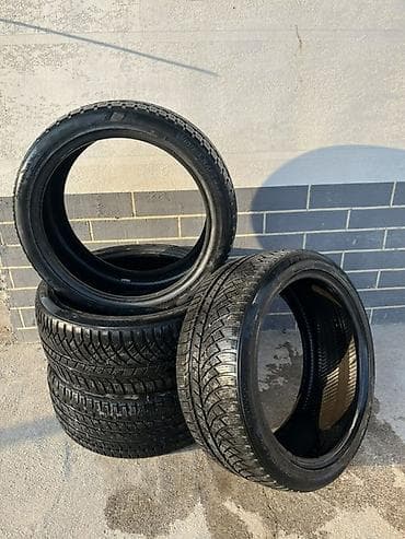 Комплект из 4 автомобильных шин. Характеристики: - Размер: 245/40 R19
