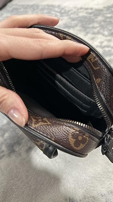 apple whatch: Сумка через плечо компактного формата с монограммным принтом. - — 3