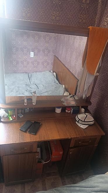 стол с зеркалом: - Материал: ламинированное ДСП под дерево, теплый ореховый оттенок. - — 1