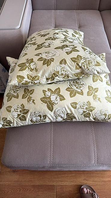 Две подушки, новые, перья, 300 сом пара, размер 50х70 at lalafo.kg Две подушки, новые, перья, 300 сом пара, размер 50х70