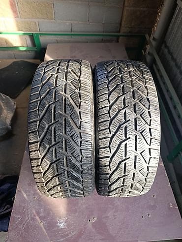 зимние шины 215 55 17: Продаю в идеальном состоянии зимние шины.2 шт — 2
