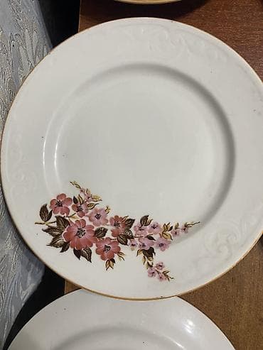 тара: Набор столовых тарелок из тонкого фарфора с цветочным декором. - — 2
