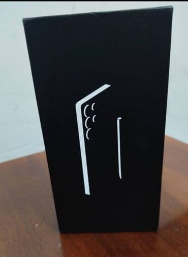 корейские телефоны: Смартфон с большим экраном и многокамерной системой. На передней — 3