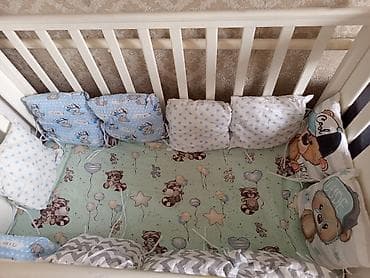 защитный барьер на кровать: Детская кроватка с комплектом мягких бортиков и постельным бельём — 1