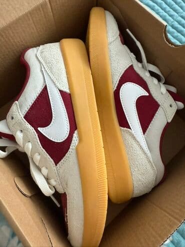 Кроссовки найк Характеристики: - Цвет: бордовый с белыми вставками и at lalafo.kg Кроссовки найк Характеристики: - Цвет: бордовый с белыми вставками и