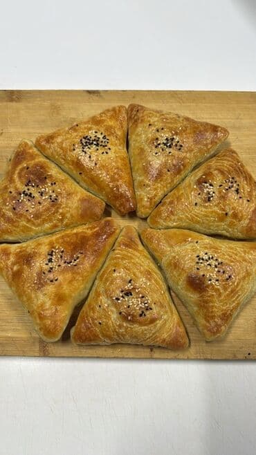 Самса треугольная, румяная и слоистая, посыпанная кунжутом (белым и