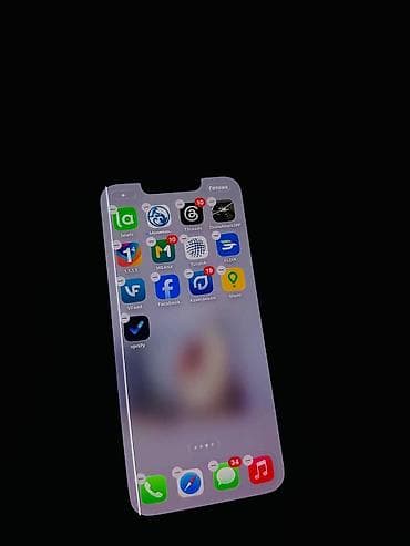 редми 12 с: IPhone 13, белый цвет. - Корпус с плоскими гранями, стеклянная задняя — 5