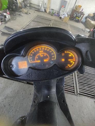 100 с3: Макси-скутер Yamaha, 125 куб. см, Бензин — 8