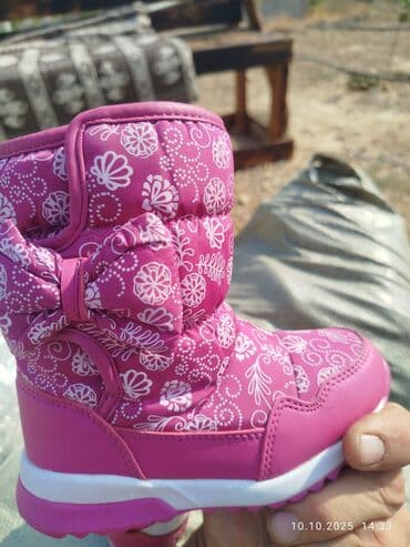 детская обувь для девочек: Детская обувь разных моделей и расцветок: - Утеплённые ботинки-дутики — 7