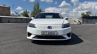 imac 2011: GAC Aion S, белый седан C‑класса на электроприводе. Кузов и дизайн: - — 9