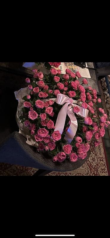 Свежая Подарочная корзина с розами-спреями - Пышная композиция из