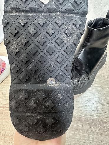 ботинки для девочки: Детская обувь, комплект из двух пар. 1) Черные демисезонные ботинки — 3