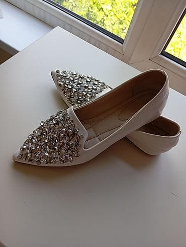 летние мужские мокасины: Белые женские лоферы/балетки с острым носком и богатым декором из — 1