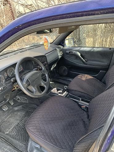 купить квартиру студию от застройщика: Volkswagen Passat, синий седан. Основные характеристики: - Кузов — 2