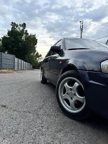 in car: Mazda 323: 1999 г., Бензин, Хэтчбэк — 4