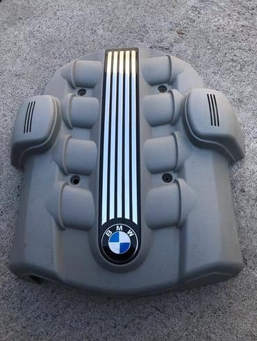 Крышка двигателя вся целая без трещин BMW