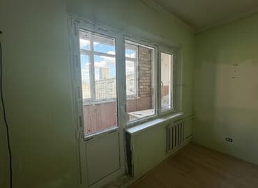 Пластиковый блок для выхода на балкон: дверь + трехстворчатое окно -