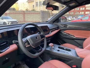 Автомобиль — современный кроссовер с премиальным интерьером. Основные