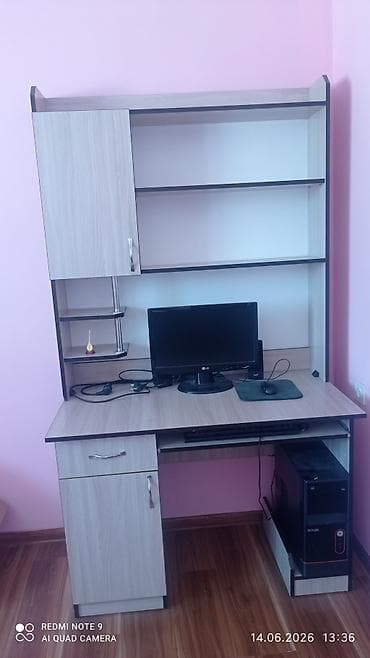Эмерек: Компьютердик үстөлү, Текчелери бар — 2